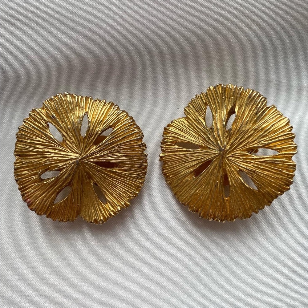 Clip vintage earrings